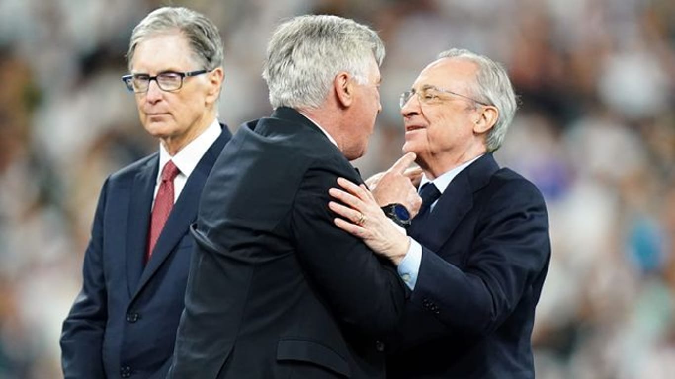 Real-Präsident Florentino Pérez (r) lobte unter anderem Trainer Carlo Ancelotti (M.