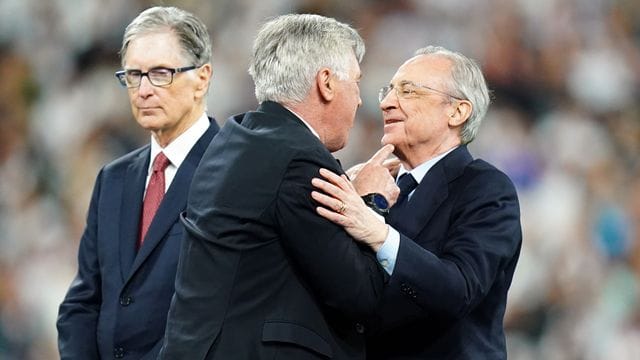 Real-Präsident Florentino Pérez (r) lobte unter anderem Trainer Carlo Ancelotti (M.