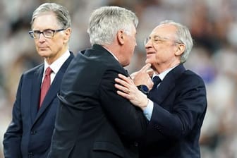 Real-Präsident Florentino Pérez (r) lobte unter anderem Trainer Carlo Ancelotti (M.