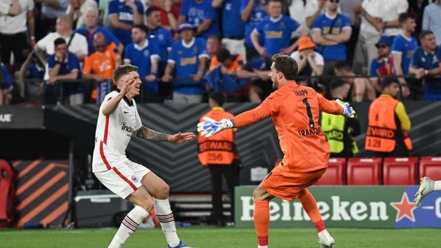 Eintracht Frankfurt verpflichtete Kristijan Jakic (l) fest.