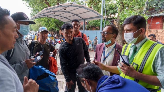 Ein Team von Bergsteigern bereitet sich vom internationalen Flughafen Tribhuvan in Kathmandu auf den Start der Rettungsaktion vor. Ein Team von Bergsteigern bereitet sich vom internationalen Flughafen Tribhuvan in Kathmandu auf den Start der Rettungsaktion vor.