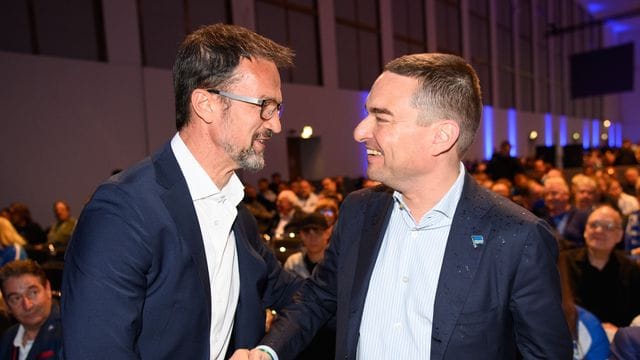 Investor Lars Windhorst (r) wird von Fredi Bobic auf der Hertha-Mitgliederversammlung begrüßt.