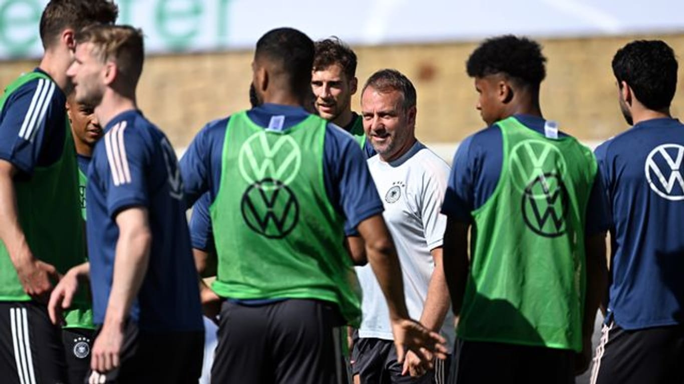 Bundestrainer Hansi Flick spricht zu seinen Spielern während des Trainings.
