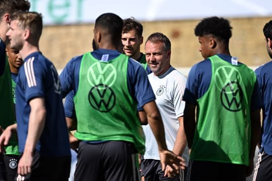 Bundestrainer Hansi Flick spricht zu seinen Spielern während des Trainings.