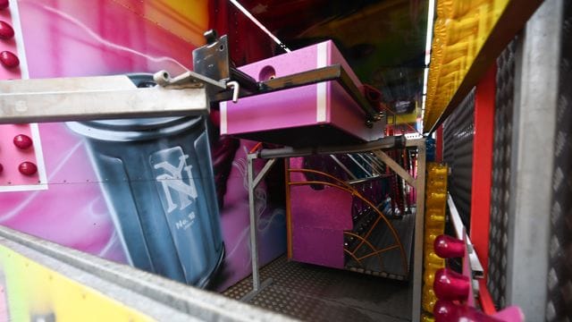 Das Fahrgeschäft auf dem Emder Matjesfest wurde über Nacht abgebaut und abgestellt.