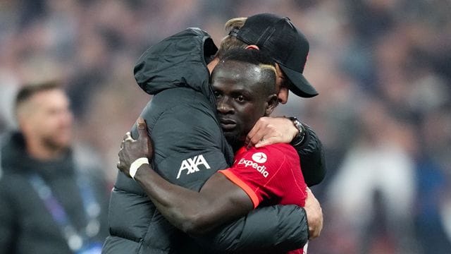 Sadio Mané (r) steht beim FC Liverpool mit Trainer Jürgen Klopp offenbar vor dem Abschied.