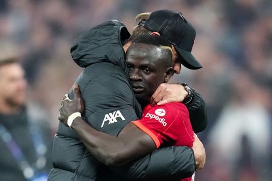 Sadio Mané (r) steht beim FC Liverpool mit Trainer Jürgen Klopp offenbar vor dem Abschied.