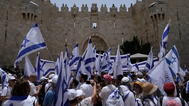 Anlass des Flaggenmarsch ist der Jerusalem-Tag, ein israelischer Feiertag, mit dem die Einnahme der Altstadt während des Nahostkriegs 1967 gefeiert wird.