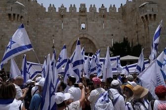 Anlass des Flaggenmarsch ist der Jerusalem-Tag, ein israelischer Feiertag, mit dem die Einnahme der Altstadt während des Nahostkriegs 1967 gefeiert wird.