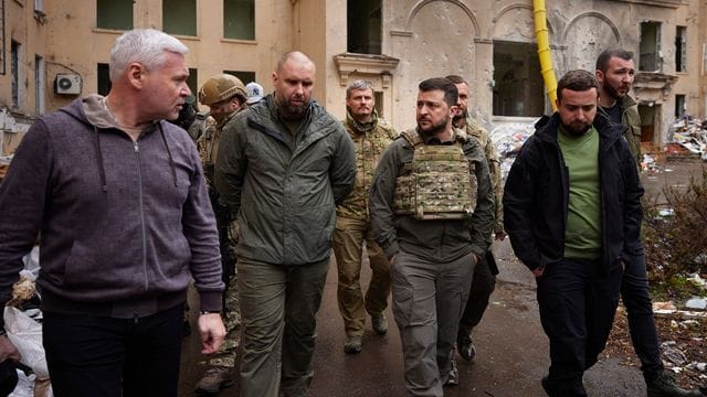 "Wir müssen das gesamte Gebiet befreien", sagt Ukraines Präsident Selenskyj bei einem Besuch in Charkiw - ein Drittel des Gebiets um die Stadt ist noch immer in russischer Hand.