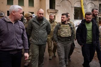 "Wir müssen das gesamte Gebiet befreien", sagt Ukraines Präsident Selenskyj bei einem Besuch in Charkiw - ein Drittel des Gebiets um die Stadt ist noch immer in russischer Hand.
