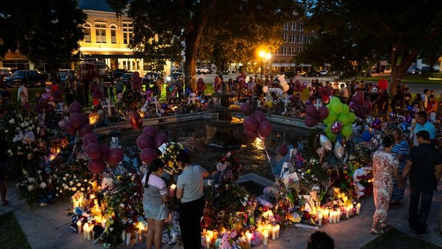 Blumen und Kerzen erinnern an die Opfer nach einem Schulmassaker an einer Grundschule in Uvalde.