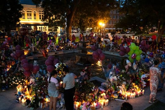 Blumen und Kerzen erinnern an die Opfer nach einem Schulmassaker an einer Grundschule in Uvalde.