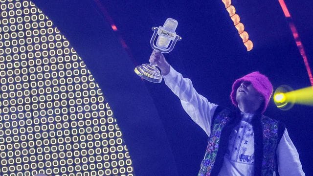 Die ukrainische Band Kalush Orchestra hat nach eigenen Angaben ihre ESC-Trophäe für 900. Die ukrainische Band Kalush Orchestra hat nach eigenen Angaben ihre ESC-Trophäe für 900.