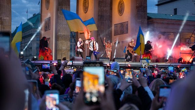 Auch die ukrainischen ESC-Gewinner Kalush Orchestra traten bei der Wohltätigkeits-Veranstaltung "Save Ukraine - #StopWar" in Berlin auf. Auch die ukrainischen ESC-Gewinner Kalush Orchestra traten bei der Wohltätigkeits-Veranstaltung "Save Ukraine - #StopWar" in Berlin auf.