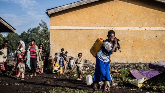 Durch die Kämpfe zwischen kongolesischen Streitkräften und M23-Rebellen vertriebe Menschen nördlich von Goma.