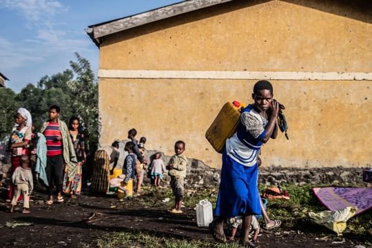 Durch die Kämpfe zwischen kongolesischen Streitkräften und M23-Rebellen vertriebe Menschen nördlich von Goma.