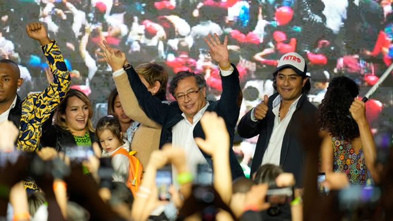 Gustavo Petro (M), Präsidentschaftskandidat der Koalition des Historischen Paktes, winkt am Wahlabend in Bogota seinen Anhängern.