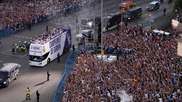 Zehntausende Menschen jubeln den Spielern von Real Madrid bei der Siegesparade in der spanischen Hauptstadt zu.