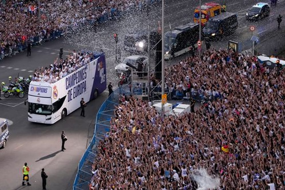 Zehntausende Menschen jubeln den Spielern von Real Madrid bei der Siegesparade in der spanischen Hauptstadt zu.