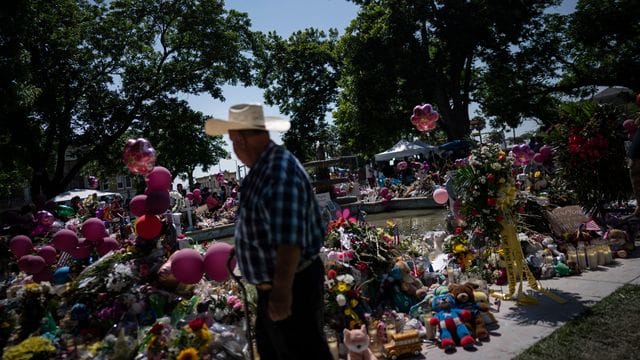 Blumen, Luftballons und Plüschtiere erinnern an die Opfer des Schulmassakers im texanischen Uvalde.