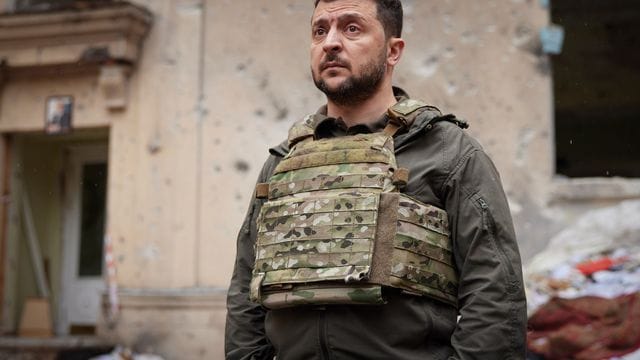 Der ukrainische Präsident Wolodymyr Selenskyj besucht die vom Krieg stark betroffene Region Charkiw im Osten des Landes. Der ukrainische Präsident Wolodymyr Selenskyj besucht die vom Krieg stark betroffene Region Charkiw im Osten des Landes.