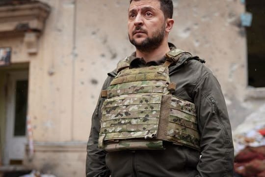 Der ukrainische Präsident Wolodymyr Selenskyj besucht die vom Krieg stark betroffene Region Charkiw im Osten des Landes.