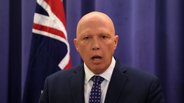 Peter Dutton, neu gewählter Vorsitzender der Liberalen Partei, spricht nach einer Fraktionssitzung in Canberra mit Medienvertretern.