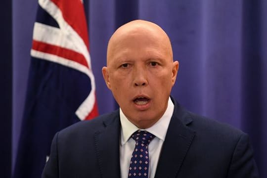 Peter Dutton, neu gewählter Vorsitzender der Liberalen Partei, spricht nach einer Fraktionssitzung in Canberra mit Medienvertretern.