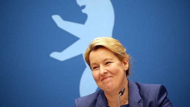 Berlins Regierende Bürgermeisterin Franziska Giffey (SPD) beantwortet während einer Pressekonferenz im Roten Rathaus Fragen von Journalisten. Berlins Regierende Bürgermeisterin Franziska Giffey (SPD) beantwortet während einer Pressekonferenz im Roten Rathaus Fragen von Journalisten.