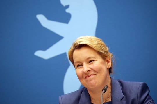 Berlins Regierende Bürgermeisterin Franziska Giffey (SPD) beantwortet während einer Pressekonferenz im Roten Rathaus Fragen von Journalisten.