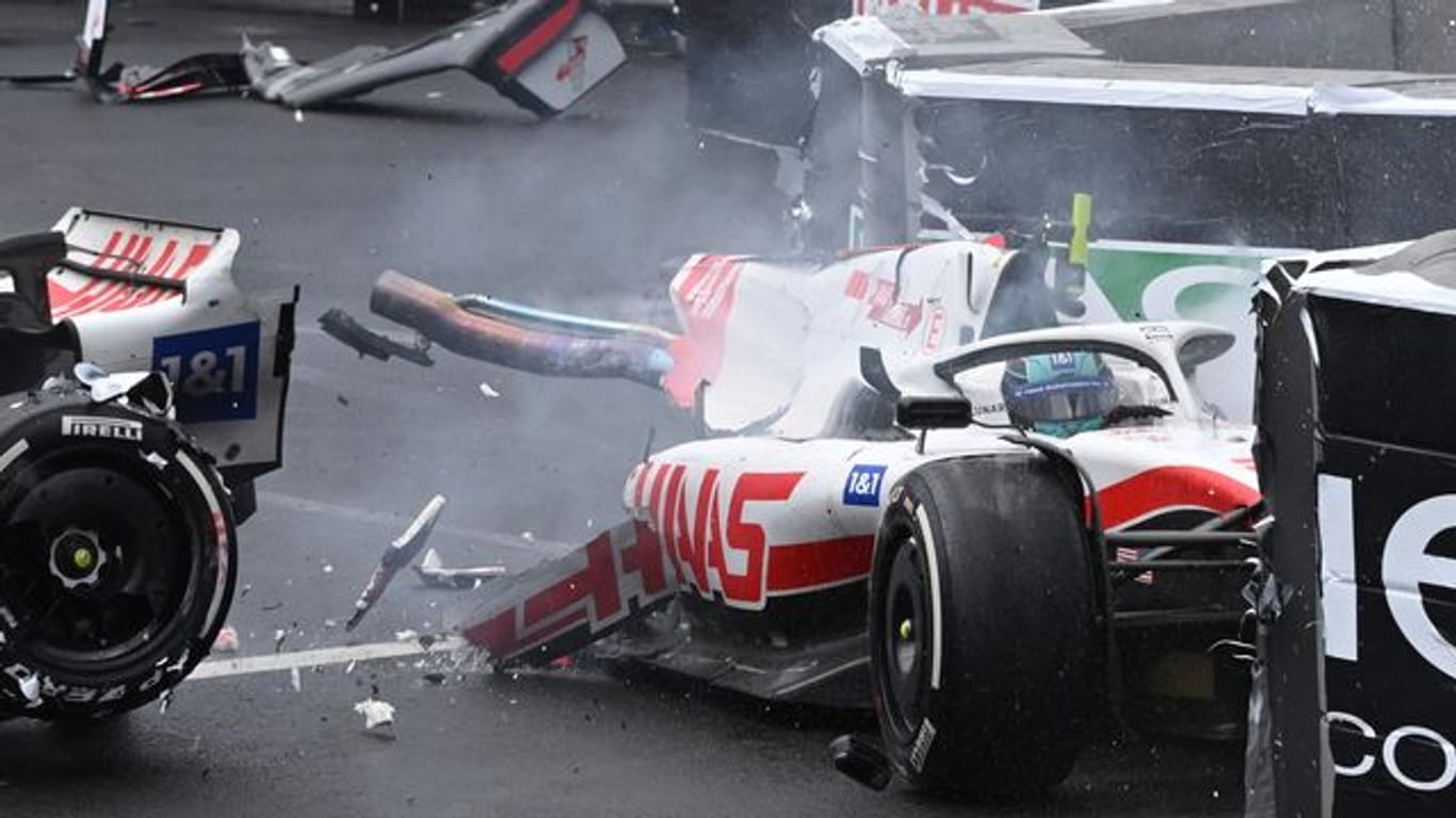 Der deutsche Pilot Mick Schumacher crasht in die Leitplanken, so dass sein Haas-Rennwagen bei dem heftigen Einschlag in zwei Teile gerissen wird.