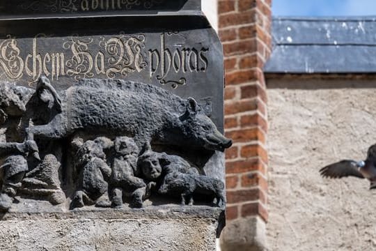 Eine als „Judensau“ bezeichnete Schmähplastik ist an der Stadtkirche zu sehen.