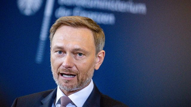 Finanzminister Lindner zufolge wird die expansive Finanzpolitik in Deutschland mit dem Etat für das kommende Jahr beendet. Finanzminister Lindner zufolge wird die expansive Finanzpolitik in Deutschland mit dem Etat für das kommende Jahr beendet.