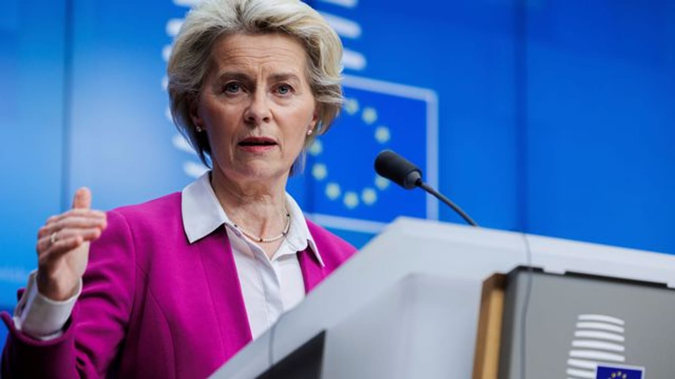 EU-Kommissionspräsidentin Ursula von der Leyen spricht nach dem Ukraine-Gipfel in Brüssel mit Medienvertretern.