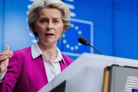 EU-Kommissionspräsidentin Ursula von der Leyen spricht nach dem Ukraine-Gipfel in Brüssel mit Medienvertretern.