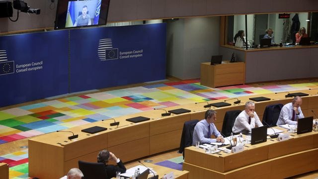 Der ukrainische Präsident Wolodymyr Selenskyj spricht per Videoschalte aus Kiew mit den Staats- und Regierungschefs der EU in Brüssel. Der ukrainische Präsident Wolodymyr Selenskyj spricht per Videoschalte aus Kiew mit den Staats- und Regierungschefs der EU in Brüssel.