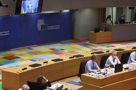 Der ukrainische Präsident Wolodymyr Selenskyj spricht per Videoschalte aus Kiew mit den Staats- und Regierungschefs der EU in Brüssel.