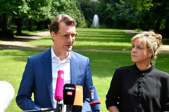 NRW-Ministerpräsident Hendrik Wüst und Grünen-Landeschefin Mona Neubaur verhandeln über eine Koalition.