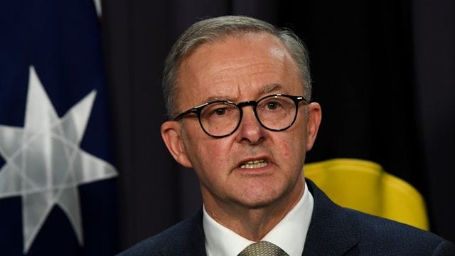 Australiens neuer Premier Anthony Albanese spricht nach seiner Vereidigung im Parlamentsgebäude von Canberra mit Medienvertretern.