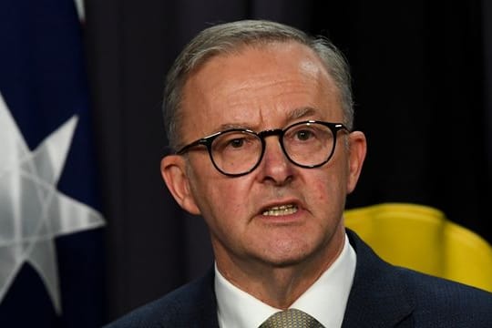 Australiens neuer Premier Anthony Albanese spricht nach seiner Vereidigung im Parlamentsgebäude von Canberra mit Medienvertretern.