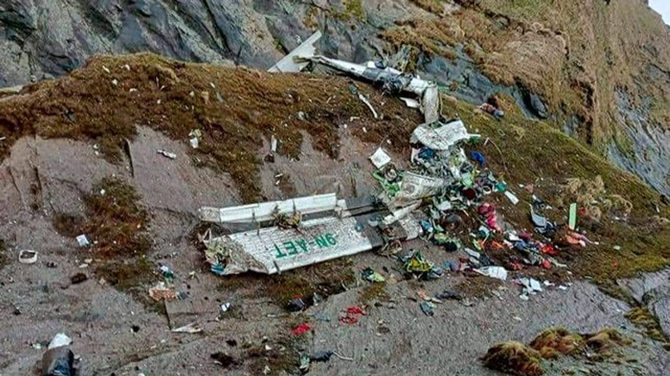 Das Wrack des abgestürzten Flugzeugs in einer Schlucht in Sanosware nahe der Bergstadt Jomsom, westlich von Kathmandu.