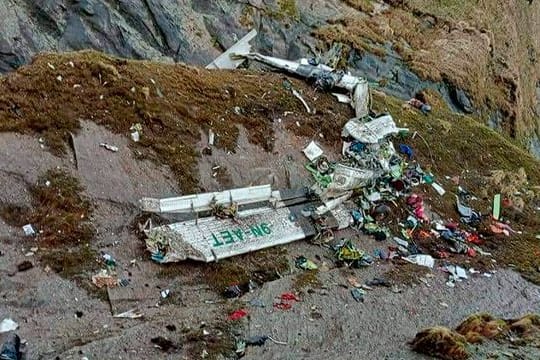 Das Wrack des abgestürzten Flugzeugs in einer Schlucht in Sanosware nahe der Bergstadt Jomsom, westlich von Kathmandu.