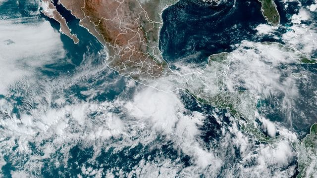 Dieses von der NOAA zur Verfügung gestellte Satellitenbild zeigt den Hurrikan "Agatha" (M) vor der Pazifikküste Mexikos.