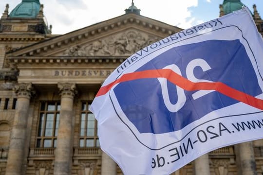 Eine Fahne mit dem Nein zur Autobahn 20 weht auf einer Demonstration von BUND und Fridays for Future vor dem Bundesverwaltungsgericht in Leipzig.