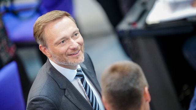 Christian Lindner (FDP), Bundesminister der Finanzen, nimmt an der Sitzung des Bundestags zum Auftakt der Haushaltswoche im Parlament teil. Christian Lindner (FDP), Bundesminister der Finanzen, nimmt an der Sitzung des Bundestags zum Auftakt der Haushaltswoche im Parlament teil.