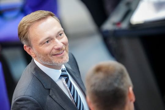 Christian Lindner (FDP), Bundesminister der Finanzen, nimmt an der Sitzung des Bundestags zum Auftakt der Haushaltswoche im Parlament teil.