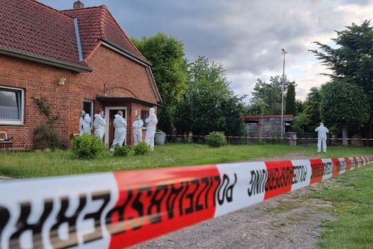 In einem abgelegenen Haus in Neustadt am Rübenberge bei Hannover sind am Montag zwei tote Menschen entdeckt worden.