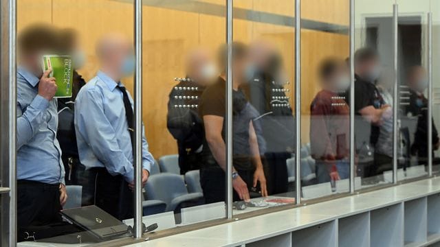 Die fünf Angeklagten sind für ihre Mitgliedschaft in der IS-Terrorzelle verurteilt worden. Die fünf Angeklagten sind für ihre Mitgliedschaft in der IS-Terrorzelle verurteilt worden.