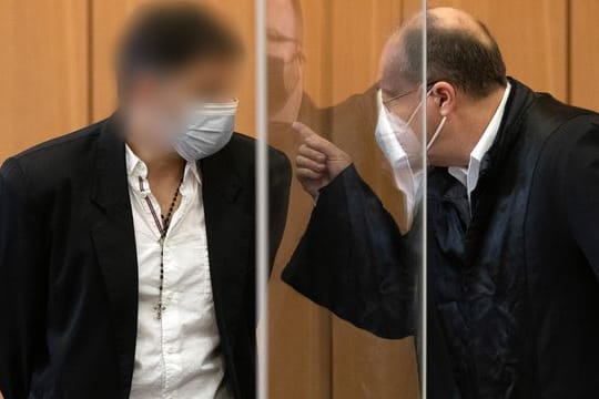Der Angeklagte (l.) beim Auftakt im Mordprozess in Braunschweig: Jetzt ist das Urteil gefallen.